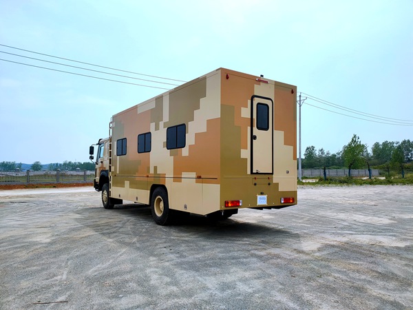 重汽豪沃四驅野戰(zhàn)宿營車（12人）